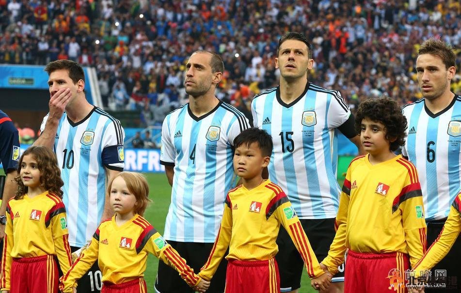 中国球童亮相半决赛 济南7岁球童与偶像梅西一起入场