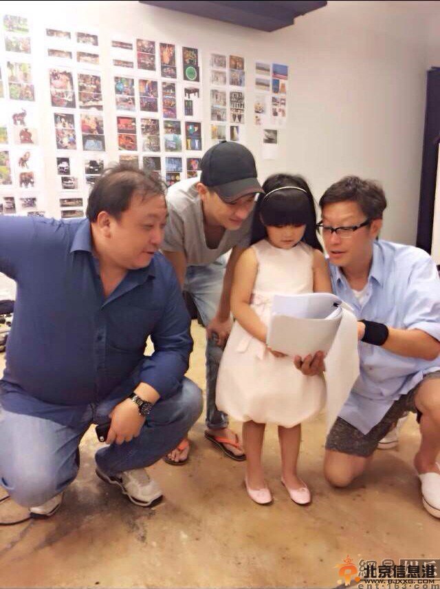 小女神Angela与张家辉片场玩闹