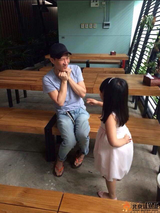 小女神Angela与张家辉片场玩闹