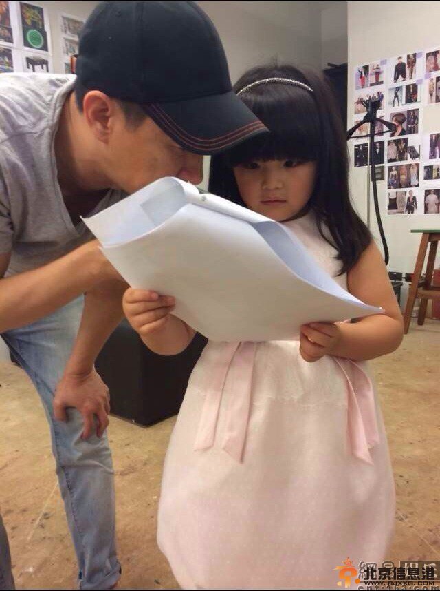 小女神Angela与张家辉片场玩闹