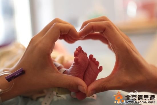 王力宏晒女儿可爱小脚丫