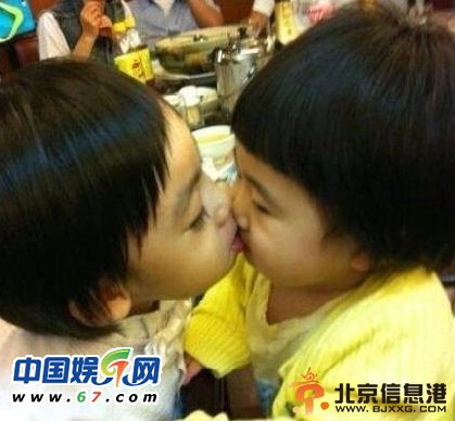 曹格女儿Grace偷吻Kimi 两人害羞露甜美笑容