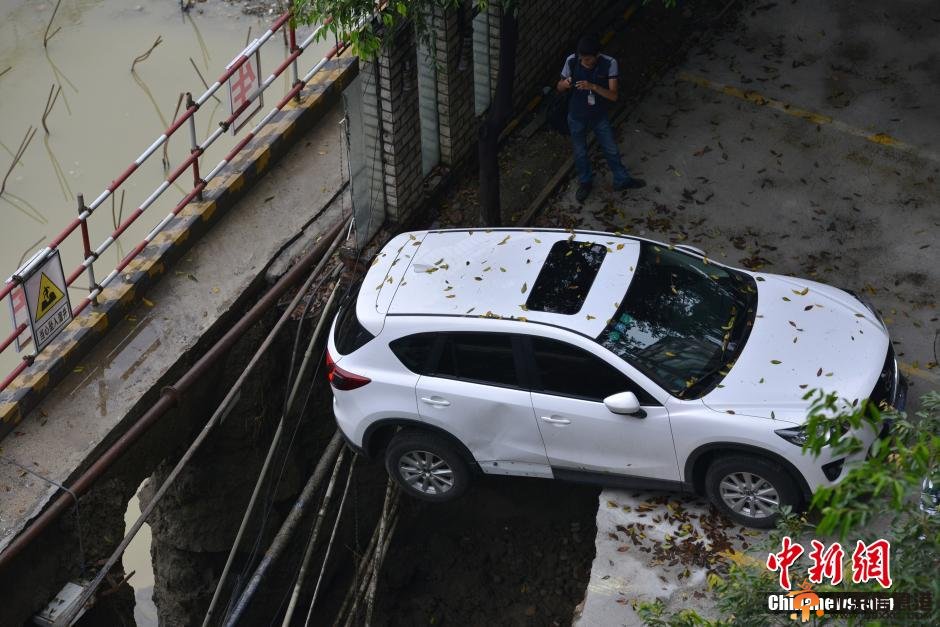 暴雨致成都一工地塌陷 数辆轿车坠入深坑