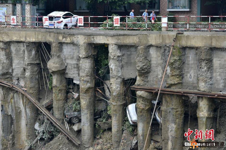 暴雨致成都一工地塌陷 数辆轿车坠入深坑
