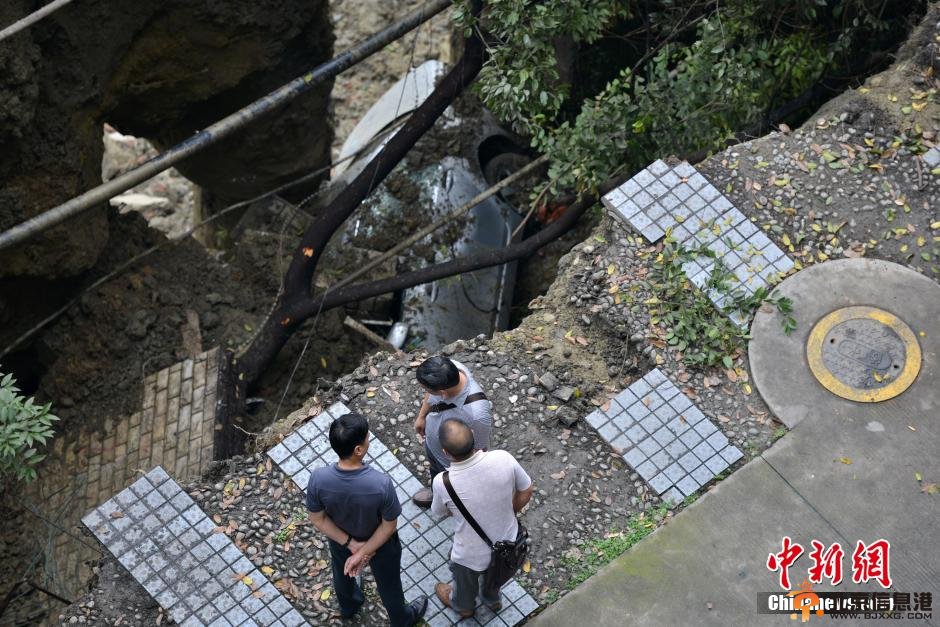 暴雨致成都一工地塌陷 数辆轿车坠入深坑