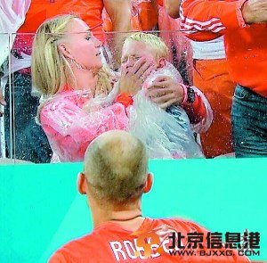 罗本场边安慰儿子成经典荷兰<a href='http://www.bjxxg.cn/sports/zuqiu/' target='_blank'><u>足球</u></a>后继有人（图）