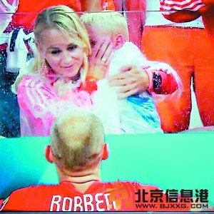 罗本安慰儿子成经典 荷兰足球后继有人【组图】