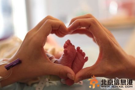 王力宏报喜讯妻子产女 晒女儿脚丫