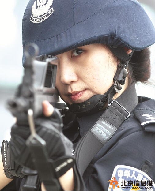 武汉美女神枪手弹无虚发:20斤狙击枪一端几小时