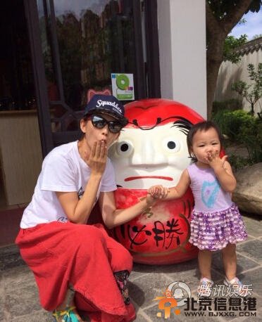 “皇后”蔡少芬带两女儿出游 小公主漂亮似妈妈