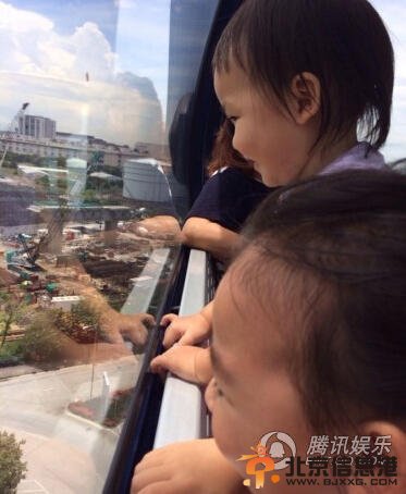 “皇后”蔡少芬带两女儿出游 小公主漂亮似妈妈