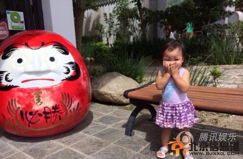 “皇后”蔡少芬带两女儿出游 小公主漂亮似妈妈