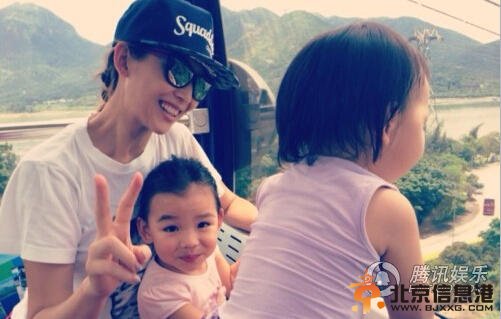 “皇后”蔡少芬带两女儿出游 小公主漂亮似妈妈