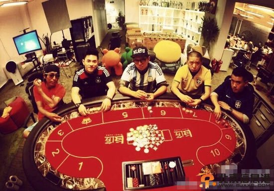 胡海泉晒赌桌遭质疑 网友：追风郭美美赌球案想被抓去关吗？