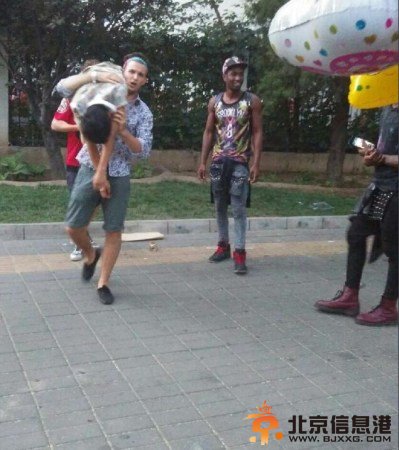 北京6名外籍男子当街侮辱醉汉 脚踏肩扛摆造型拍照