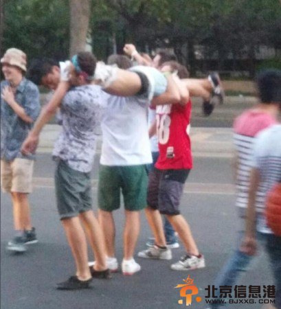 北京6名外籍男子当街侮辱醉汉 脚踏肩扛摆造型拍照