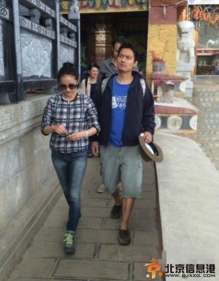 周迅与男友前往云南祈福