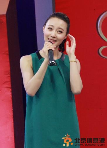 错儿储小蕾展不俗唱功