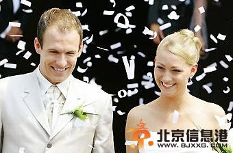 罗本妻子美艳婚纱照被扒出 妆容清新造型唯美