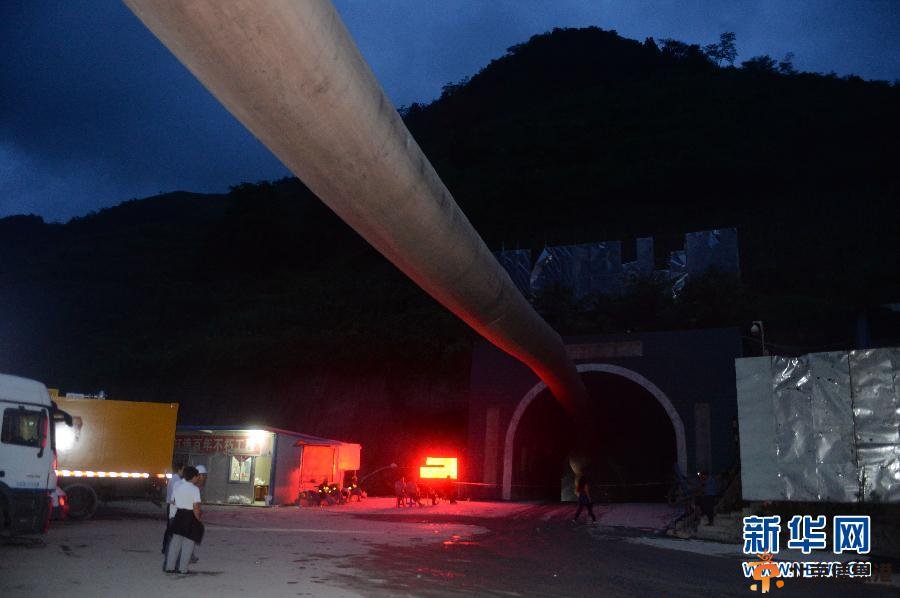 云南富宁一隧道垮塌15人被困 400余人紧急救援