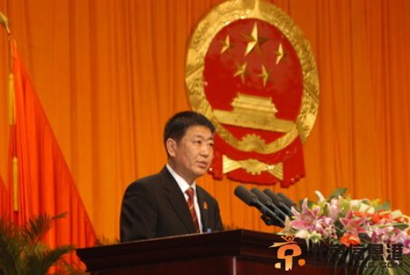 大连市中级人民法院院长李威作报告。