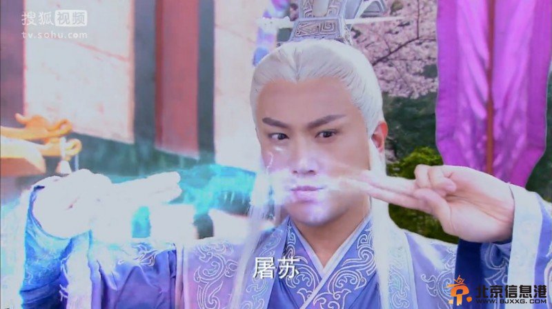 紫胤真人正在施法救治百里屠苏