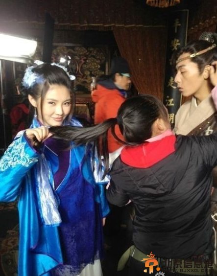 <a href='http://www.bjxxg.cn/sports/zuqiu/' target='_blank'><u>足球</u></a>宝贝徐冬冬《欢天喜地俏冤家》片场玩自拍