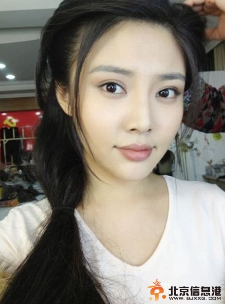 足球宝贝徐冬冬《欢天喜地俏冤家》片场玩自拍