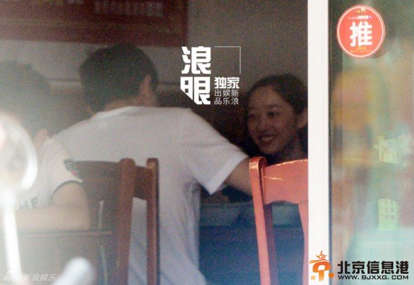 林更新蒋梦婕散步 两人一起吃饭同回酒店亲密无间【组图】