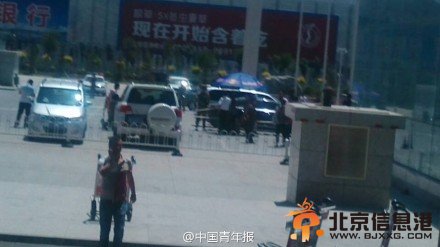 西宁机场停车场发生爆炸 警察封锁现场移除爆炸车辆
