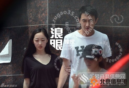 林更新蒋梦婕散步吃拉面 挤掉周冬雨成功上位