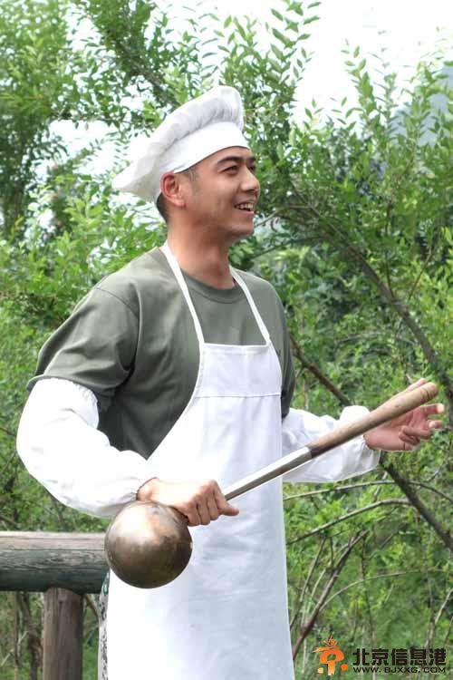 《神犬奇兵》开播：杨硕变身无厘头炊事班班长