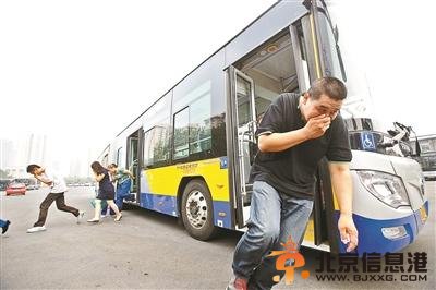 <a href='http://www.bjxxg.cn/news/beijing/' target='_blank'><u>北京</u></a>公交已配安全员 未来将配手持安检仪和灭火毯