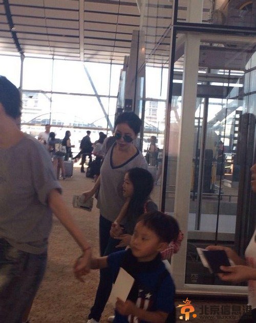 网友机场偶遇王菲