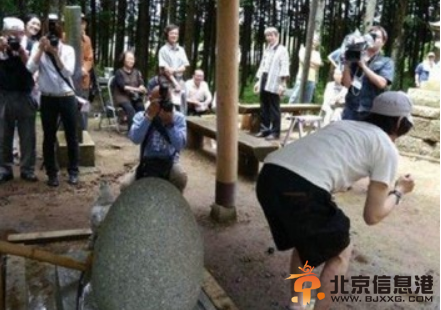 痔疮神殿太神奇 弯腰献臀咒语就能治痔疮 日本人变态构思令人汗颜