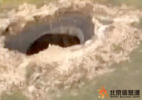 俄罗斯发现直径80米巨坑 外界猜测系外星人所为(图)