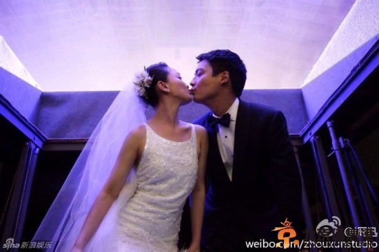 周迅宣布婚讯与高圣远热吻 引李宇春谢娜合影[图]