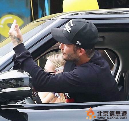 小贝罕见发飙！当街大骂狗仔队怒竖中指