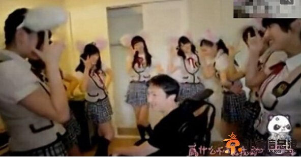 组图：王思聪与兔女郎合影 自称AV男优加藤鹰