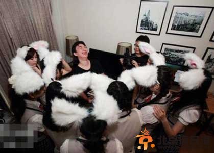 王思聪与兔女郎合影 兔女郎是谁