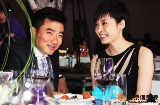芮成钢与女星合影曝光 传芮成钢与欧阳智薇先后被带走调查【组图】
