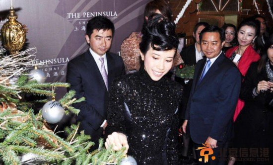 芮成钢与女星合影曝光 传芮成钢与欧阳智薇先后被带走调查【组图】