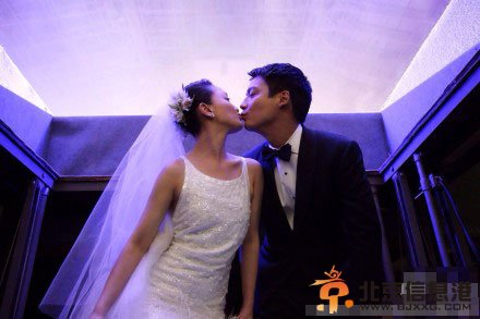 周迅牵高圣远宣布婚讯 40岁大龄胜女戴上婚戒外国举行婚礼