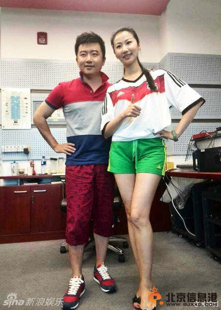 芮成钢与女星合影曝光 传芮成钢与欧阳智薇先后被带走调查【组图】