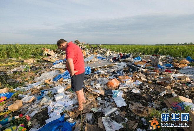 马航空难遇难者遗体开始运出空难现场【组图】