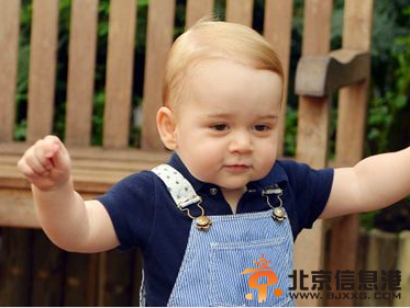 英国王室公布乔治王子周岁生日照 萌态可鞠