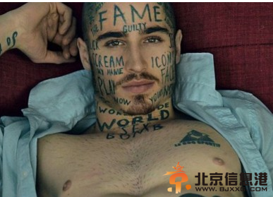 脸上纹单词奇葩男模很傻很天真 愚昧无知的出位方法让人哭笑不得