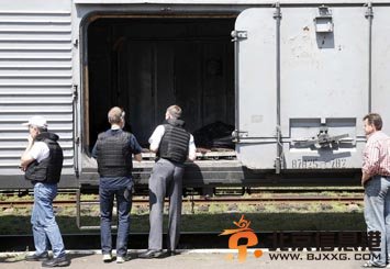 马航遇难乘客遗体被装上列车冷藏车厢  