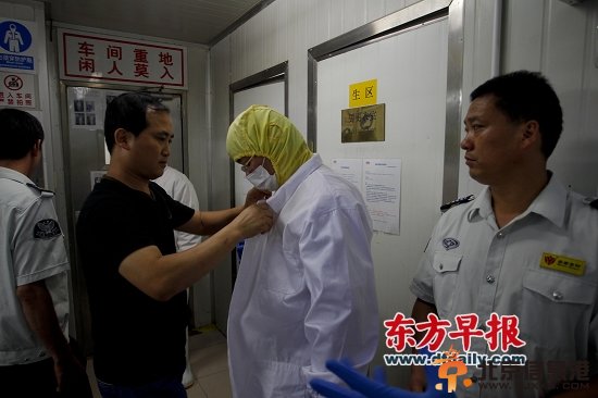 记者卧底两个多月 发绿臭肉重变“小牛排”卖给洋快餐