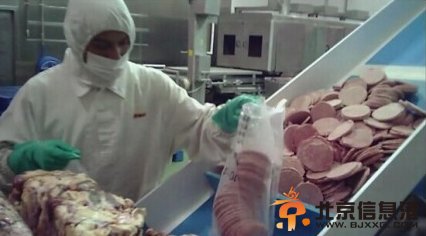 记者卧底两个多月 发绿臭肉重变“小牛排”卖给洋快餐